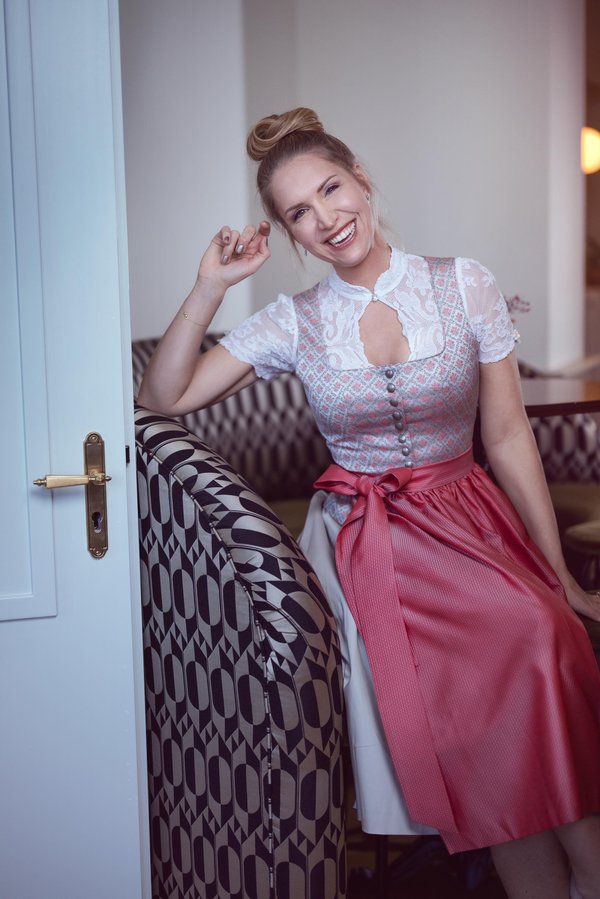 Anja Gräfin_Dirndl_1