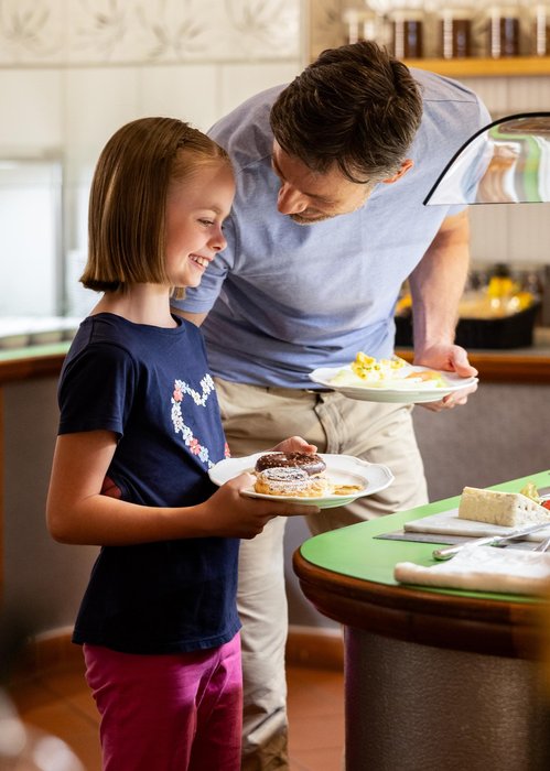 Billie Brown_Frühstück mit Familie im Schlosshotel Lacknerhof in Flachau_druckaufloesung-11