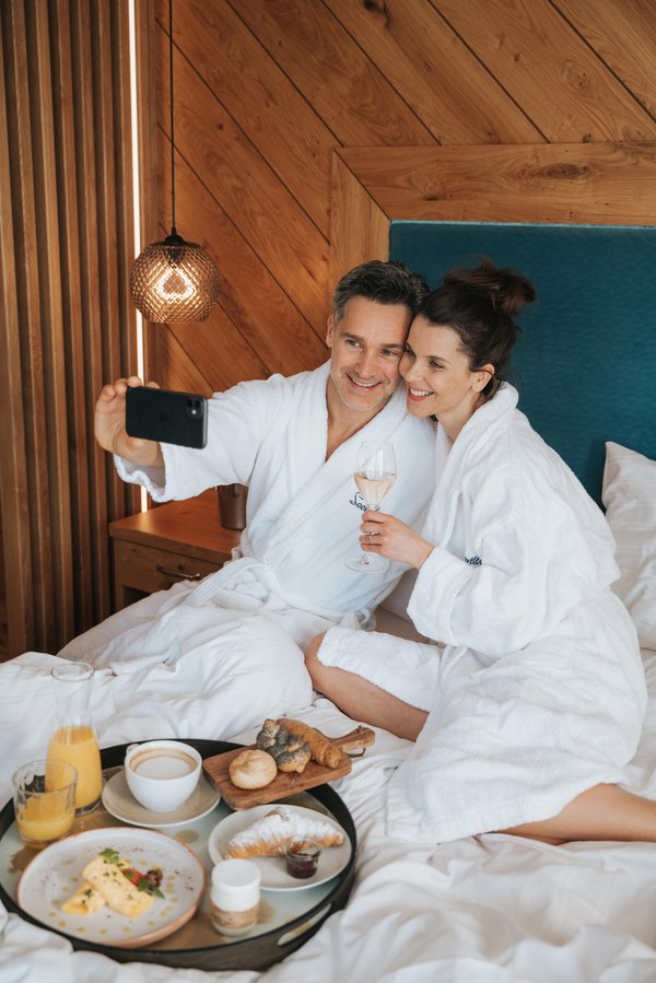 Franziska Hengst_Franziska Lifestyle Winter Couple Hotelbett Selfie