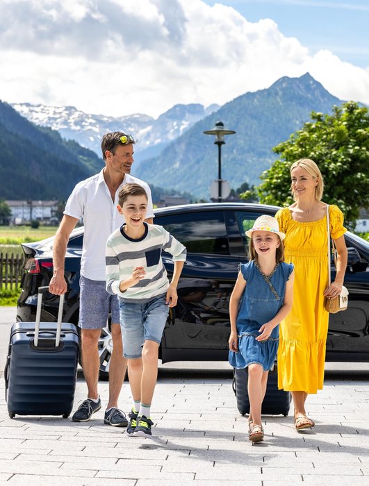 Finley Brown_Anreise mit Familie im Schlosshotel Lacknerhof in Flachau_druckaufloesung-9