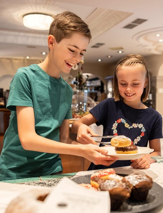 Finley Brown_Frühstück mit Familie im Schlosshotel Lacknerhof in Flachau_druckaufloesung-5