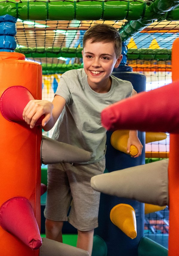 Finley Brown_Indoor Kinder Spieleparadies im Schlosshotel Lacknerhof in Flachau_druckaufloesung-3