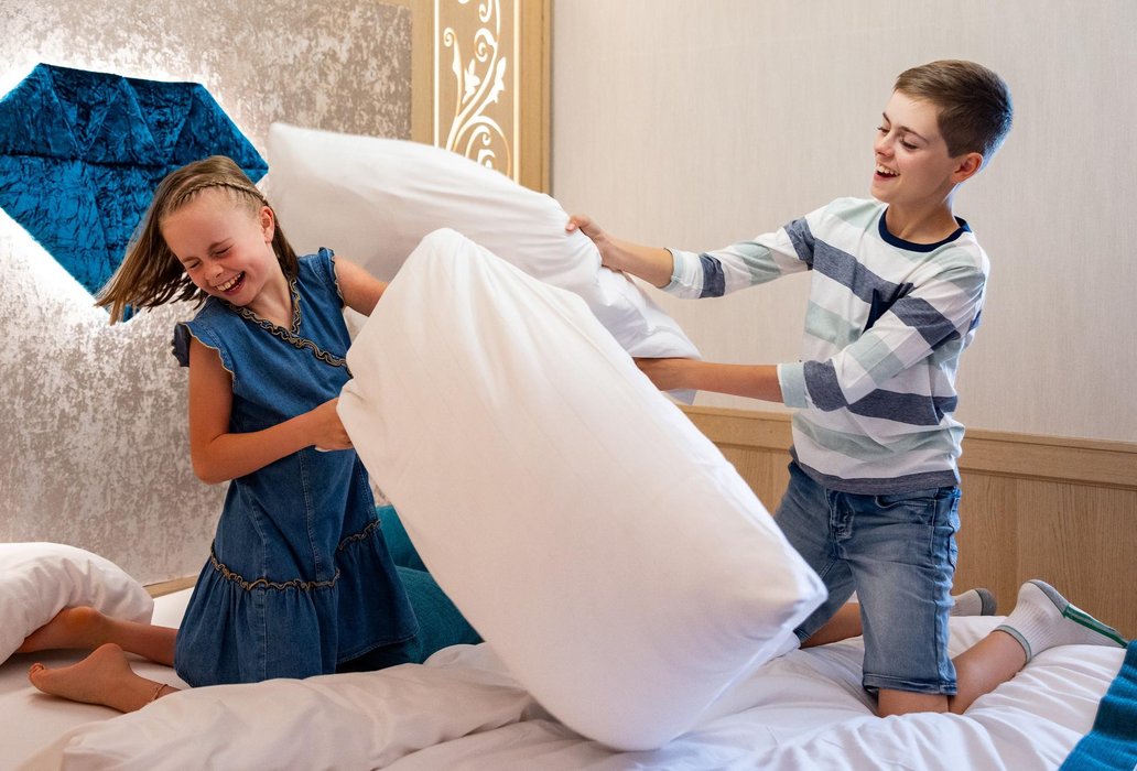 Finley Brown_Zimmer Check In mit Familie im Schlosshotel Lacknerhof in Flachau_druckaufloesung-15