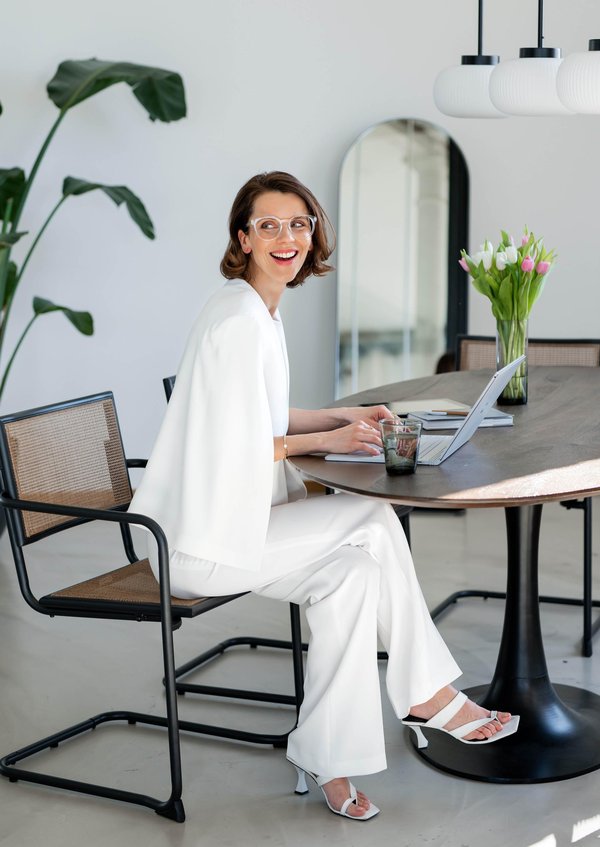 Franziska Hengst_Franziska Business Woman Laptop Brille 2024 @Leandra Weber