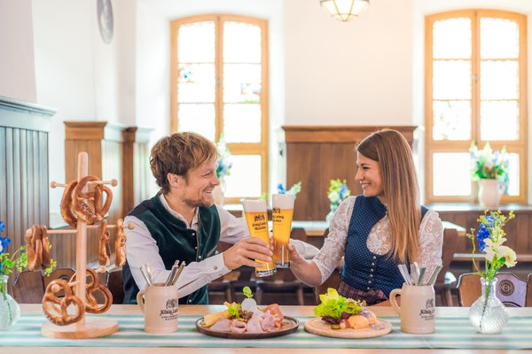 Nora Jamer_schloss-braeustueberl-hohenschwangau-paar-innen (2)